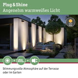 Moderne Außenbeleuchtung mit warmweißem Licht an Hauswand schafft stimmungsvolle Terrasse und Gartenatmosphäre