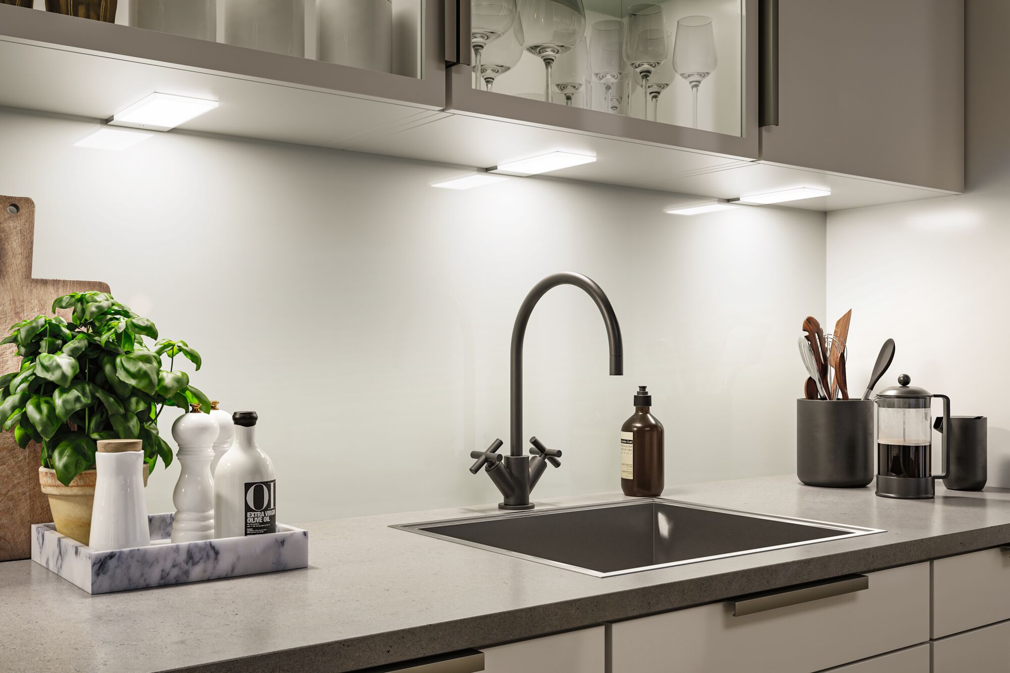 Moderne køkkenbordplade med sort vask, mat sort vandhane og LED-underkabinetbelysning.