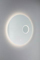 Ronde wandspiegel met LED-verlichting en ingebouwde vergrotende spiegel in wit voor moderne badkamer.