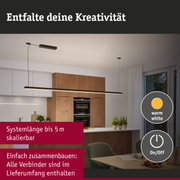 Moderne schwarze LED-Pendelleuchte in Küche mit Holzschränken und warmweißem Licht