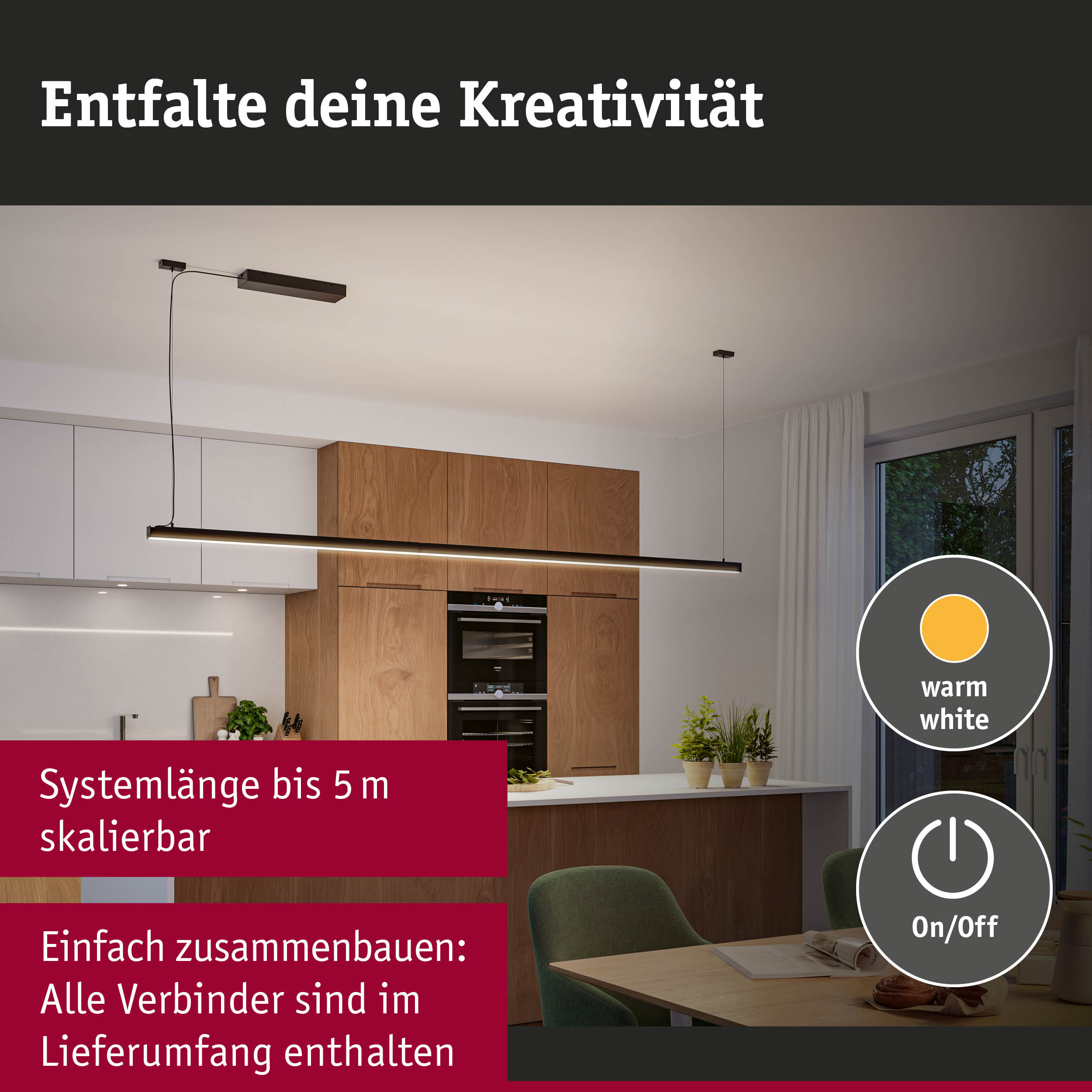 Moderne schwarze LED-Pendelleuchte in Küche mit Holzschränken und warmweißem Licht