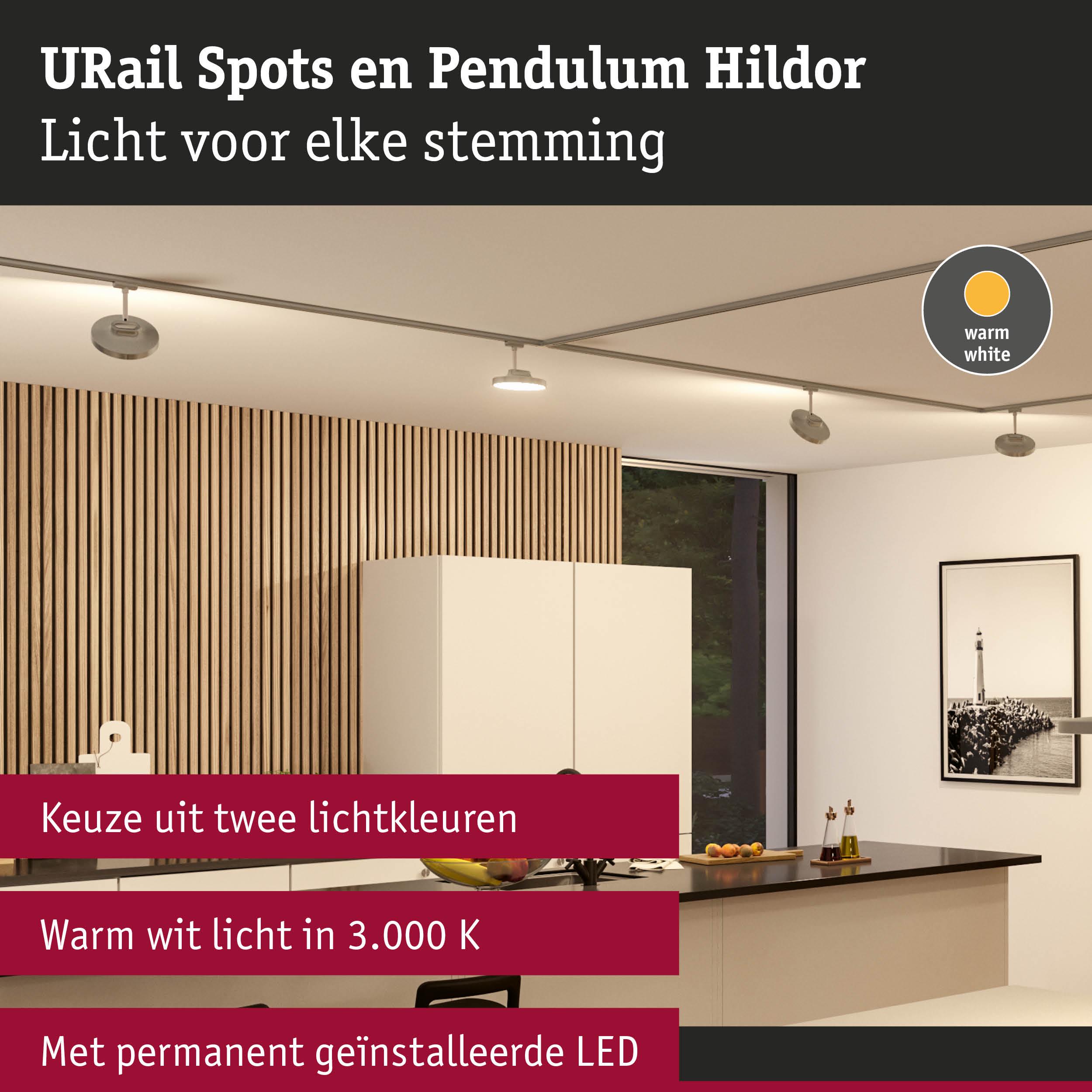 Moderne witte LED-plafondspots met warm wit licht in stijlvolle keuken met houten panelen