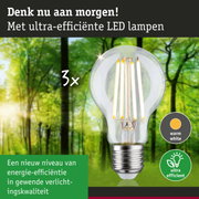 Transparante LED-lamp met warm wit licht en ultra-efficiënte energietechnologie tegen groene bosachtergrond
