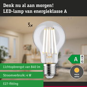 Transparante LED-lamp met warm wit licht en ultra-efficiënte energietechnologie tegen groene bosachtergrond