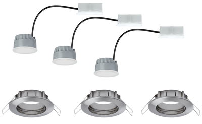 Drei runde LED-Einbaustrahler mit silbernem Metallrahmen und grauen LED-Modulen mit Kabeln.
