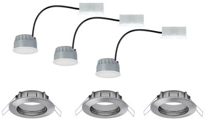 Drei runde LED-Einbaustrahler mit silbernem Metallrahmen und grauen LED-Modulen mit Kabeln.