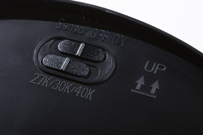 Schwarzer Kunststoffschalter mit Sensor ON/OFF und Temperaturangaben 27K, 30K, 40K für LED-Beleuchtung