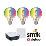 Drie gekleurde LED-lampen met spiraalfilament, slimme bediening en wandschakelaar voor Zigbee-systemen.