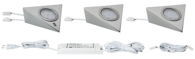 Drei dreieckige LED-Einbauleuchten aus gebürstetem Aluminium mit Netzteil und Anschlusskabeln für Wohnraumbeleuchtung