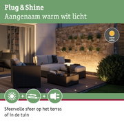 Gezellig terras met warm wit Plug & Shine LED-licht en rattan tuinmeubilair