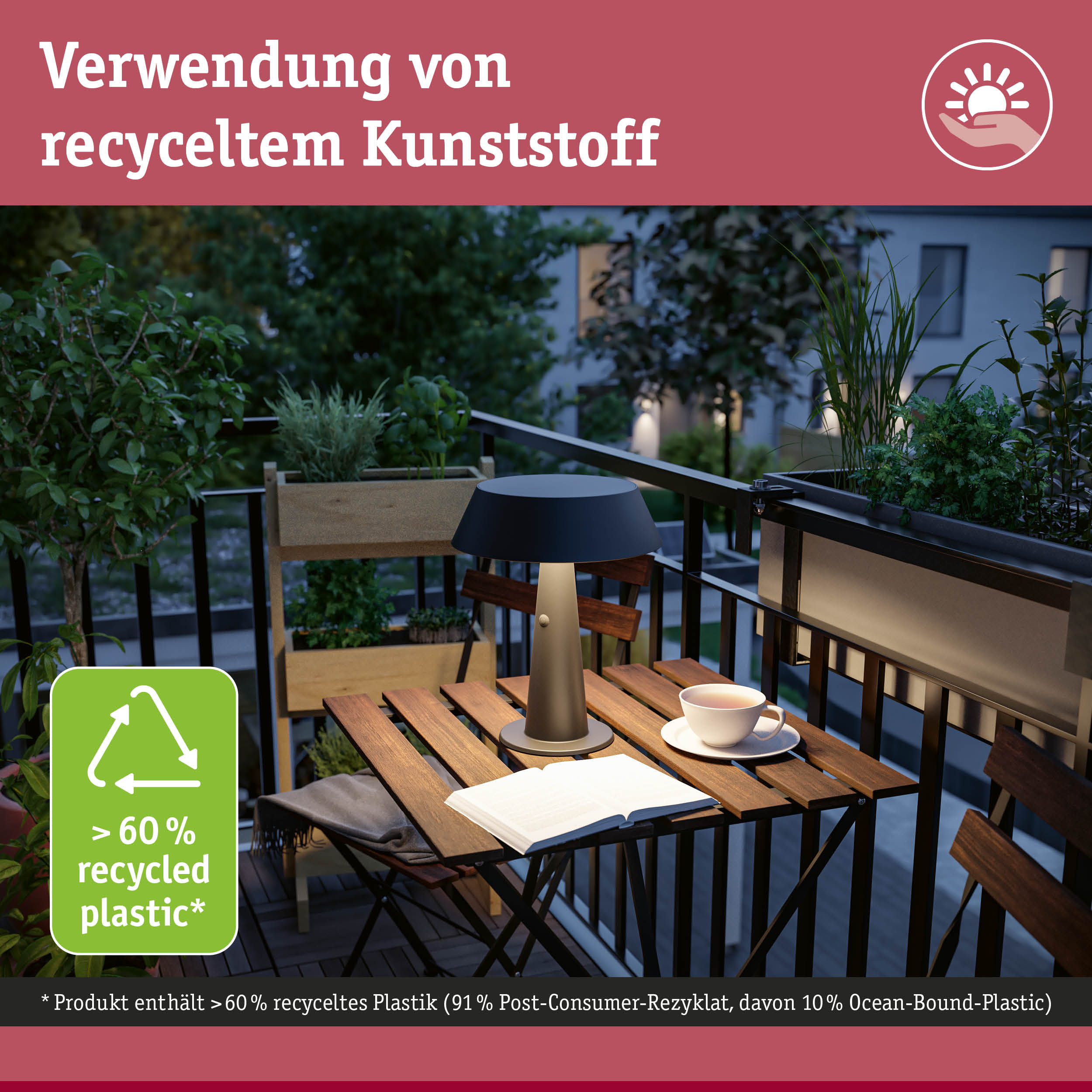 Moderne Tischlampe aus recyceltem Kunststoff auf Balkon mit Holztisch und Pflanzen bei Abendlicht