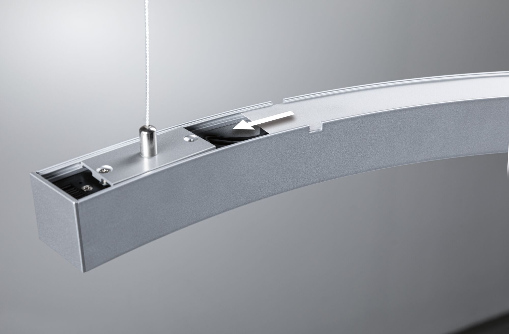 Sølvfarvet aluminiumsring med kabelgennemføring og ophæng til moderne LED-pendellampe