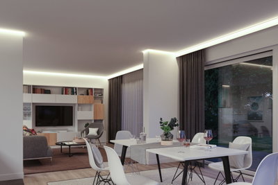 Salon moderne avec éclairage LED indirect blanc chaud au plafond, design minimaliste avec meubles blancs.