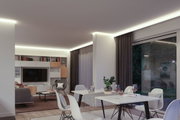 Modernes Wohnzimmer mit indirekter LED-Deckenbeleuchtung in warmweiß, minimalistisches Design mit weißen Möbeln.