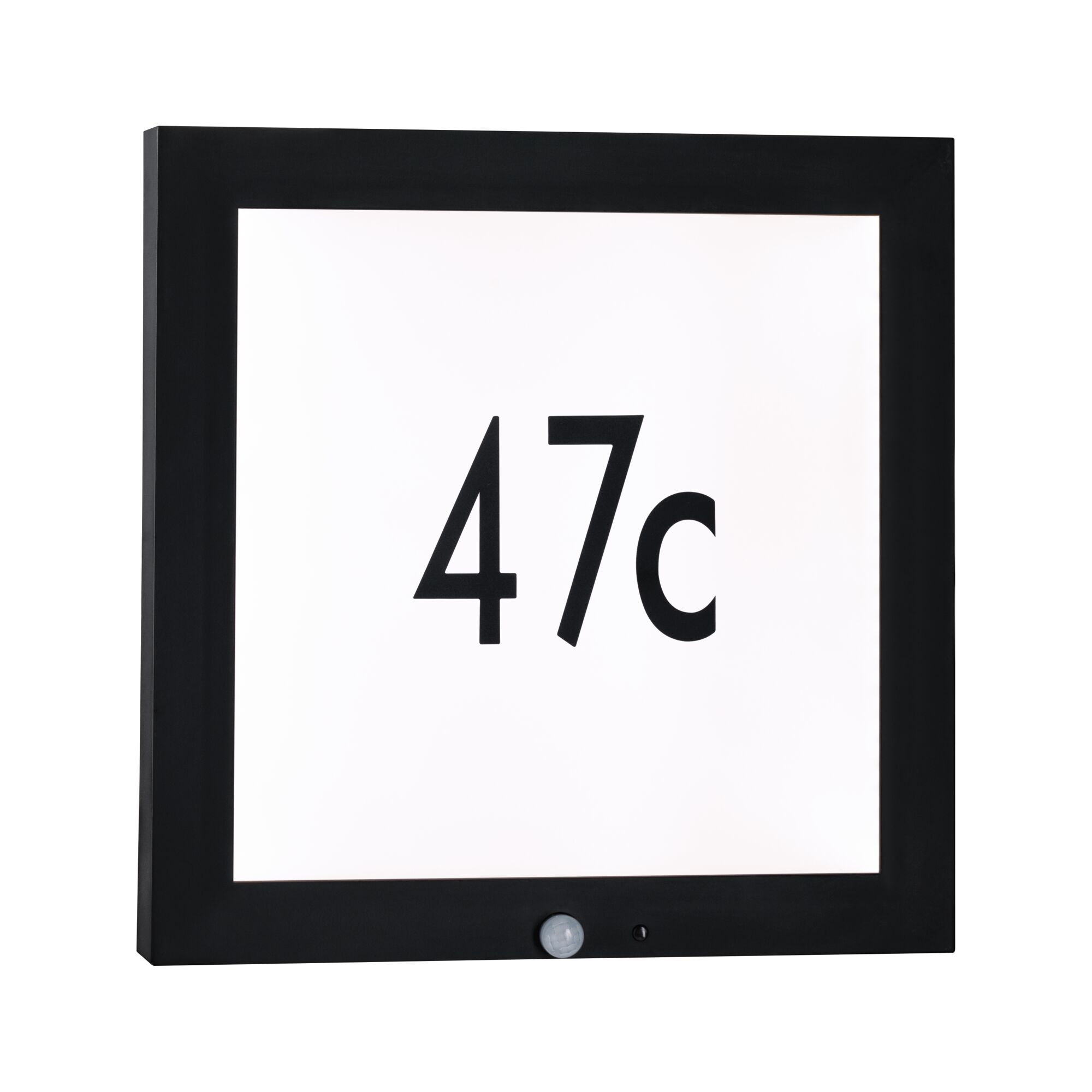 Plaque de numéro de maison LED noire avec détecteur de mouvement et panneau blanc affichant 47c, matériau résistant aux intempéries