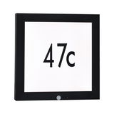 Plaque de numéro de maison LED noire avec détecteur de mouvement et panneau blanc affichant 47c, matériau résistant aux intempéries