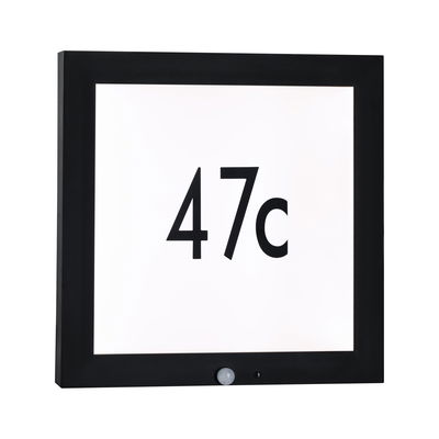 Plaque de numéro de maison LED noire avec détecteur de mouvement et panneau blanc affichant 47c, matériau résistant aux intempéries
