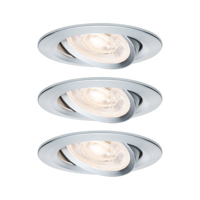 Drie ronde inbouwspots van geborsteld zilverkleurig aluminium met warm wit licht