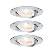 Drei runde Einbaustrahler aus gebürstetem Aluminium in Silber mit warmweißem Licht