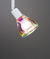 Moderner LED-Strahler mit weißem Gehäuse und irisierendem Glas für Akzentbeleuchtung im Raum.