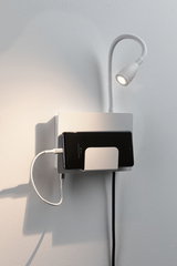 Witte wandhouder met flexibele LED-leeslamp en smartphonehouder voor opladen en plaatsen