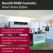 Moderne keuken met groene LED-stripverlichting onder witte kasten, slimme huisverlichting