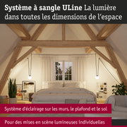 Chambre moderne avec poutres en bois et suspensions sphériques pour éclairage personnalisé