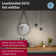 Schwarze Pendelleuchten aus Metall über Holzablage mit Spiegel und Badaccessoires im modernen Bad