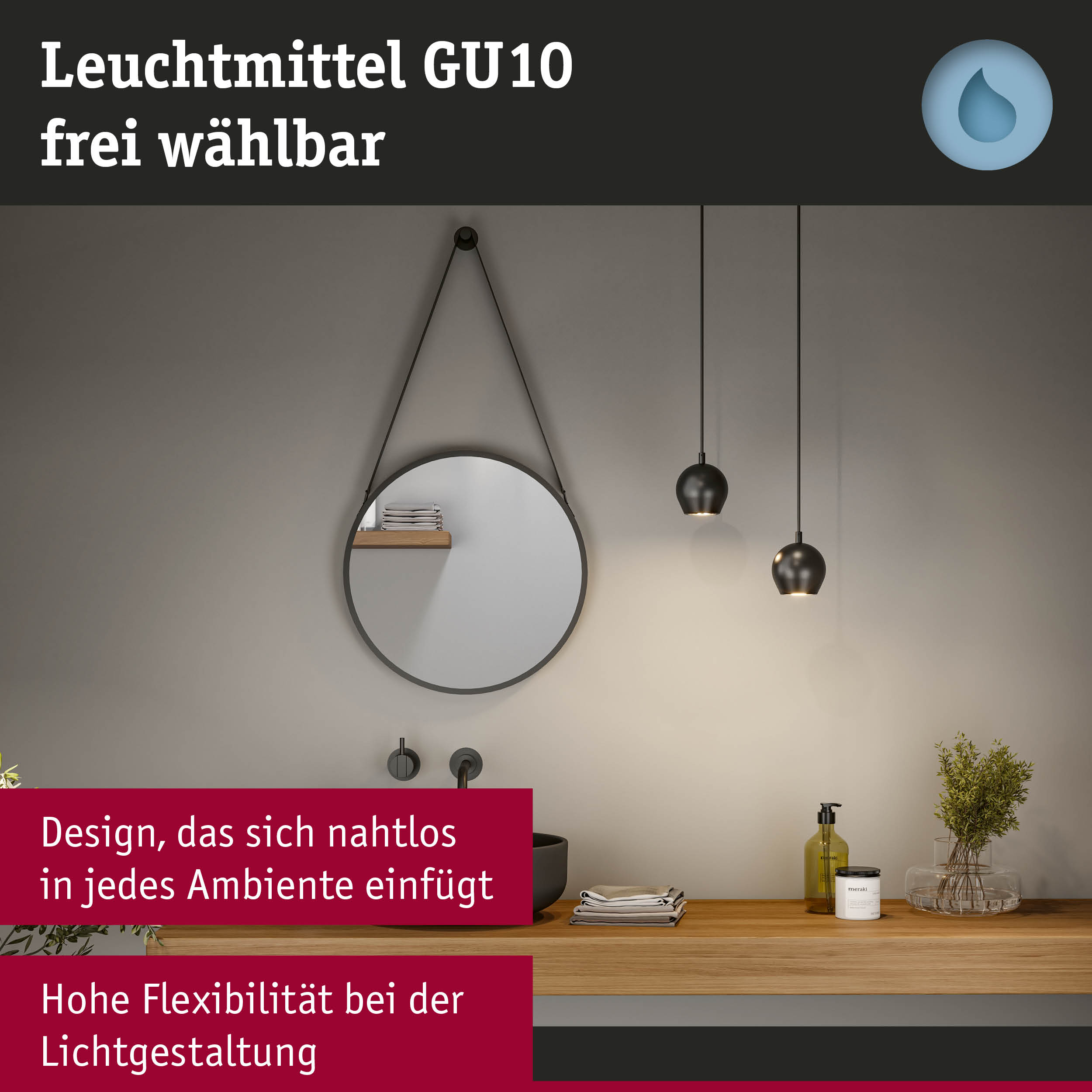 Schwarze Pendelleuchten aus Metall über Holzablage mit Spiegel und Badaccessoires im modernen Bad
