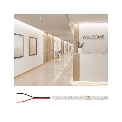 LED-Lichtband mit weißen LEDs und Anschlusskabeln, ideal für moderne Innenbeleuchtung und Akzentbeleuchtung.