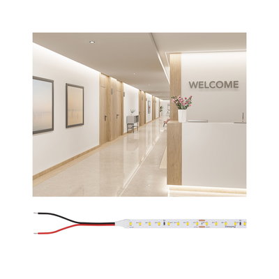 LED-Lichtband mit weißen LEDs und Anschlusskabeln, ideal für moderne Innenbeleuchtung und Akzentbeleuchtung.