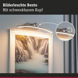 Bilderleuchte Bento mit schwenkbarem Kopf in gebürstetem Metall für stimmungsvolle Bildbeleuchtung