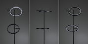 Schwarze LED-Stehleuchte mit zwei runden Leuchtringen aus Metall, modernes Design für Wohnräume