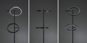 Lampadaire LED noir avec deux anneaux lumineux ronds en métal, design moderne pour intérieur