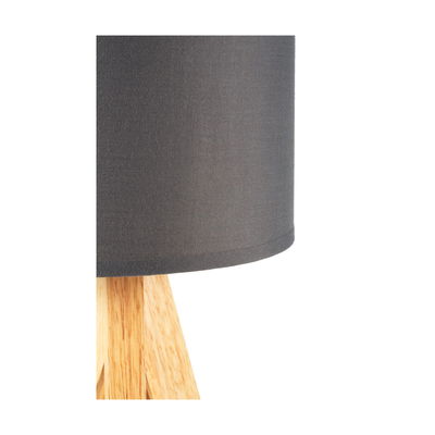 Stehlampe mit grauem Stoffschirm und hellem Holzfuß für modernes Wohnambiente