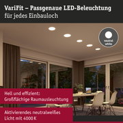 Wohnzimmer mit passgenauer LED-Deckenbeleuchtung in neutralweißem Licht 4000K für effiziente Raumausleuchtung