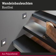 Eckige Wandeinbauleuchte aus Polycarbonat in Schwarz an moderner Treppe mit Schlüsselbund.