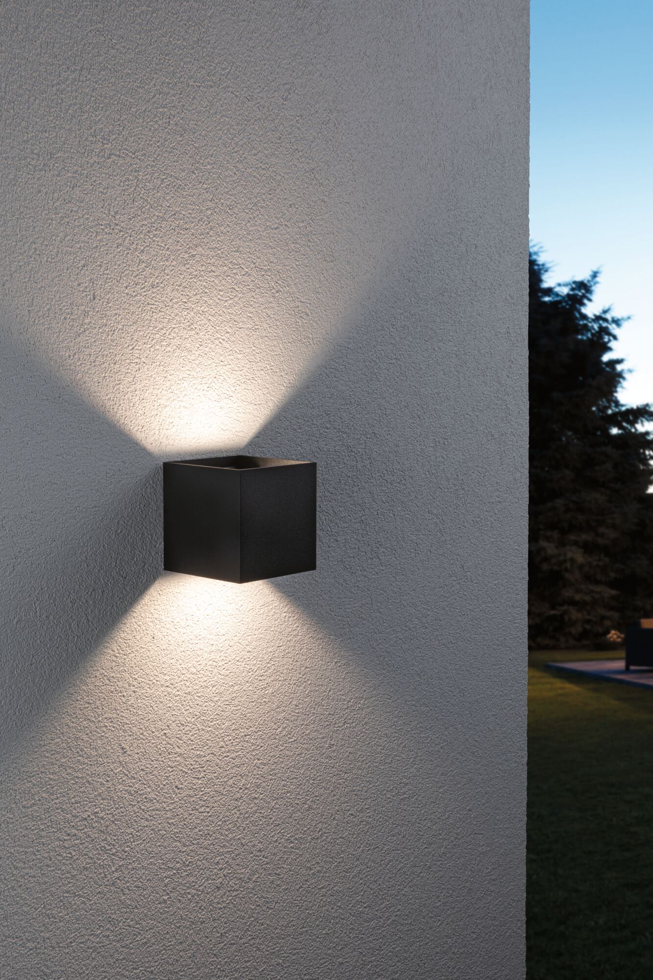 Schwarze Aluminium-Wandleuchte mit nach oben und unten gerichteter Beleuchtung für Außenbereiche.