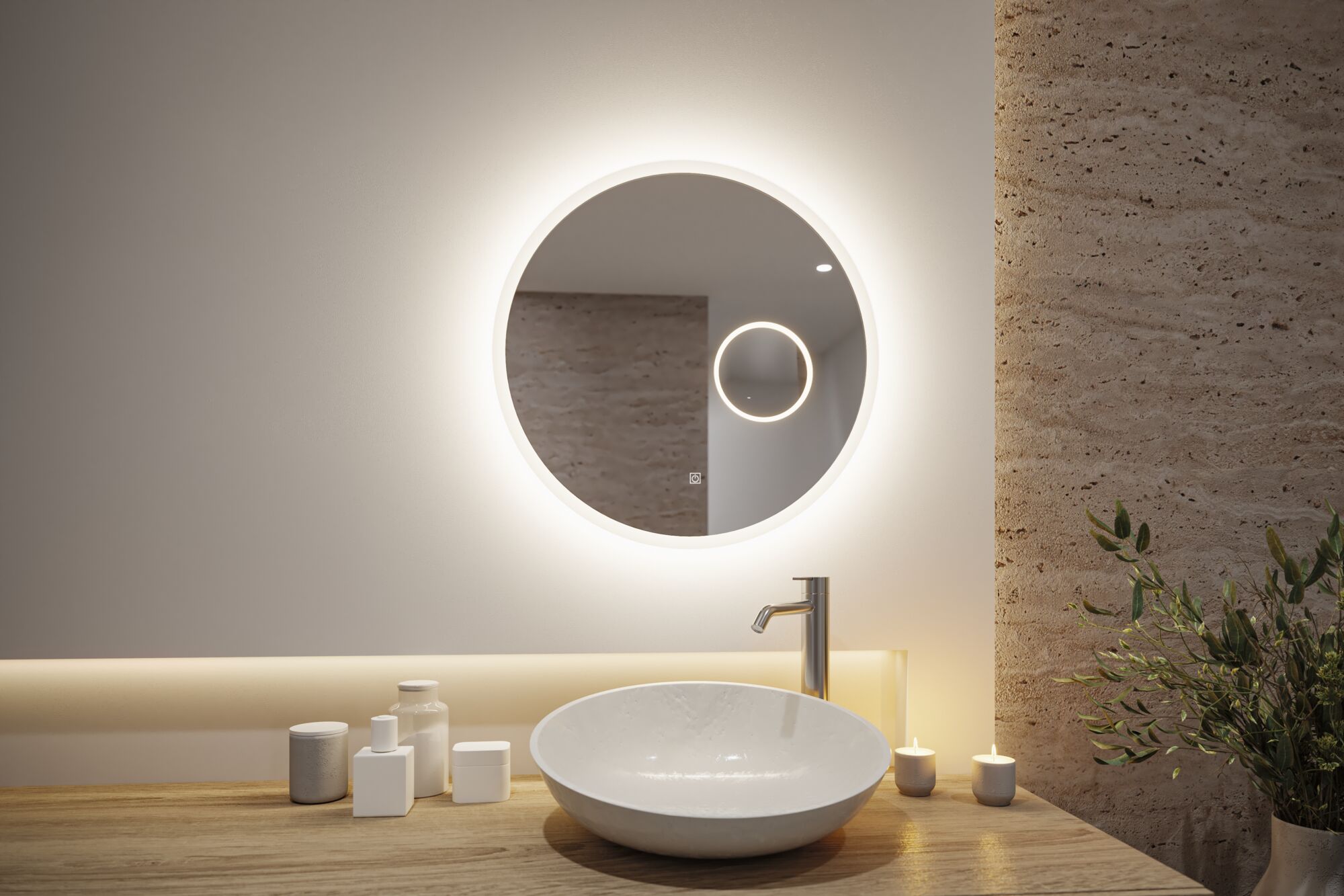 Runder beleuchteter Badspiegel mit warmweißem LED-Ring über weißem Waschbecken und Holzplatte