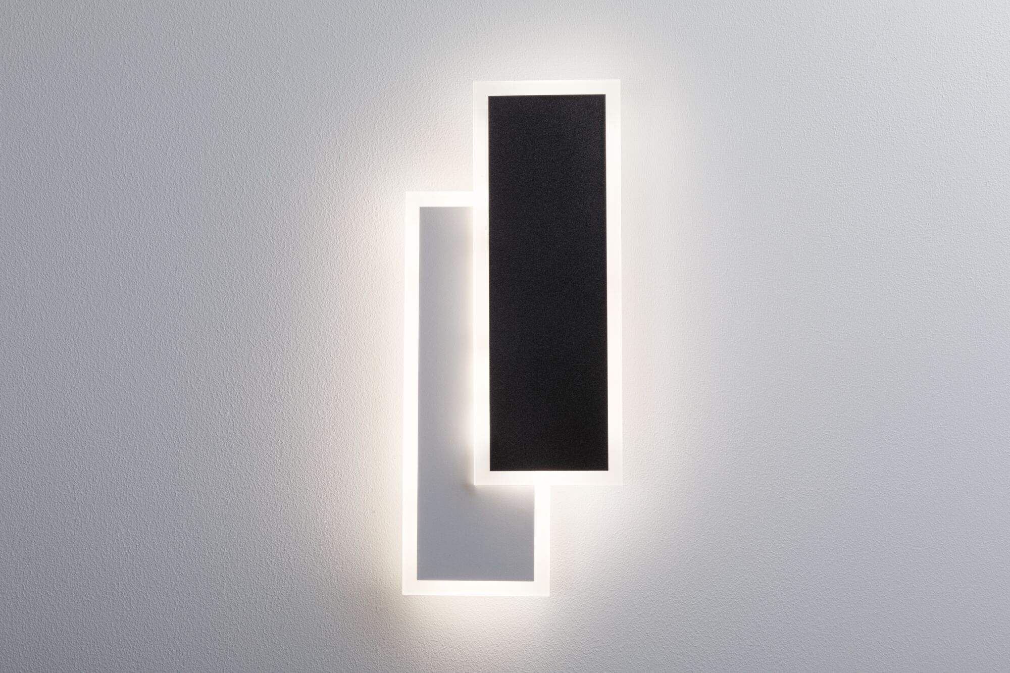 Applique murale LED moderne avec deux panneaux rectangulaires superposés en noir et blanc, éclairage indirect