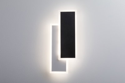 Applique murale LED moderne avec deux panneaux rectangulaires superposés en noir et blanc, éclairage indirect