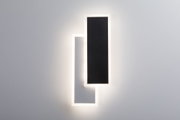 Moderne LED-Wandleuchte mit zwei überlappenden rechteckigen Elementen in Schwarz und Weiß, indirekte Beleuchtung