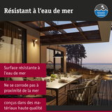 Espace extérieur moderne avec mobilier et éclairage résistants à l'eau de mer au bord de la mer
