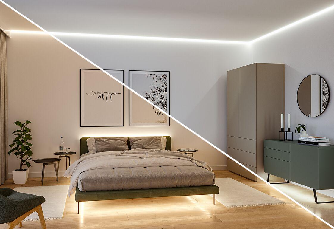 Modernes Schlafzimmer mit LED-Streifenbeleuchtung unter grünem Bett und an der Decke, Holzfußboden