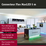 Cuisine blanche moderne avec éclairage LED multicolore sous les meubles et sol en bois