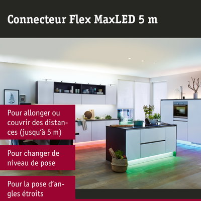 Cuisine blanche moderne avec éclairage LED multicolore sous les meubles et sol en bois