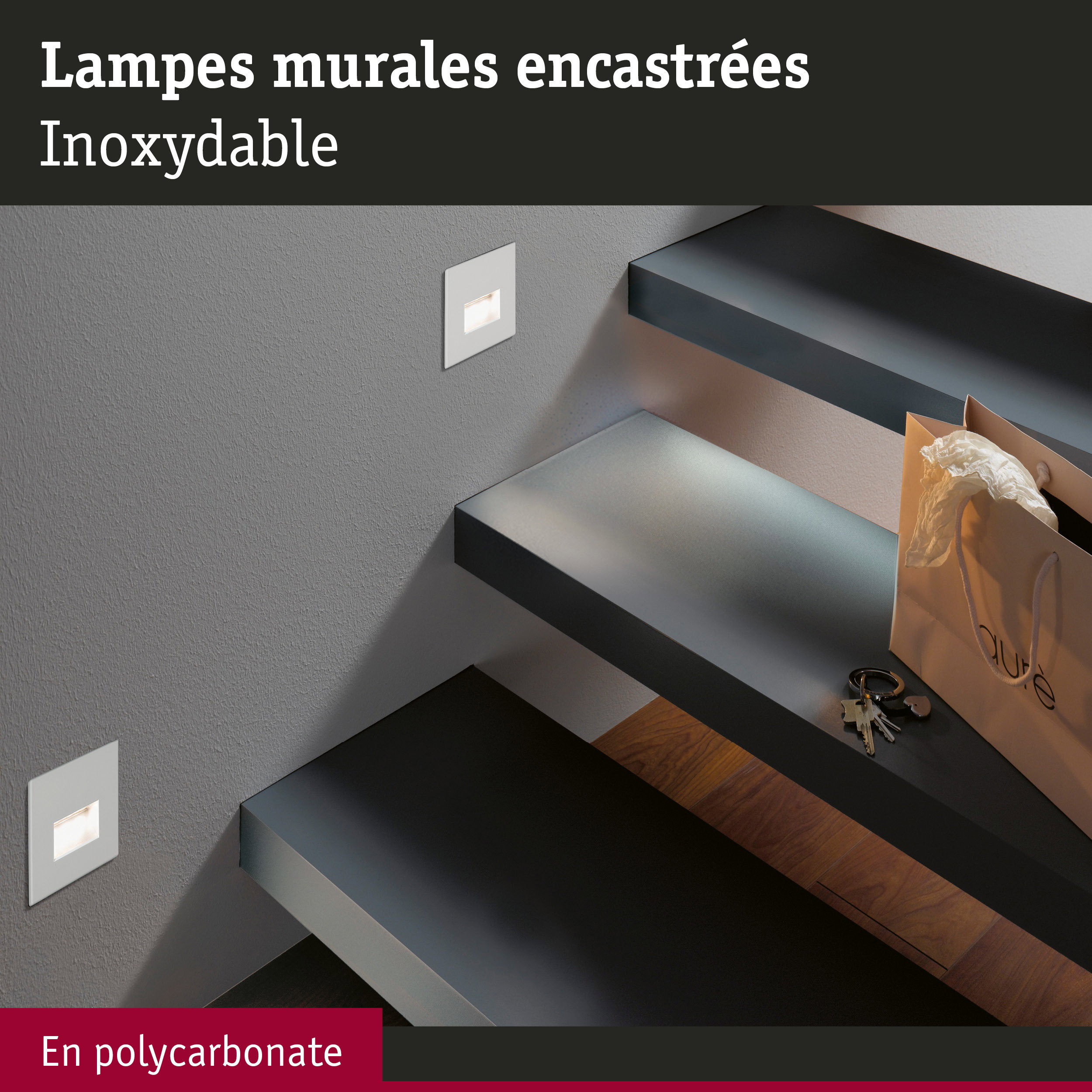 Lampe murale encastrée en inox avec cadre blanc en polycarbonate près d'un escalier noir