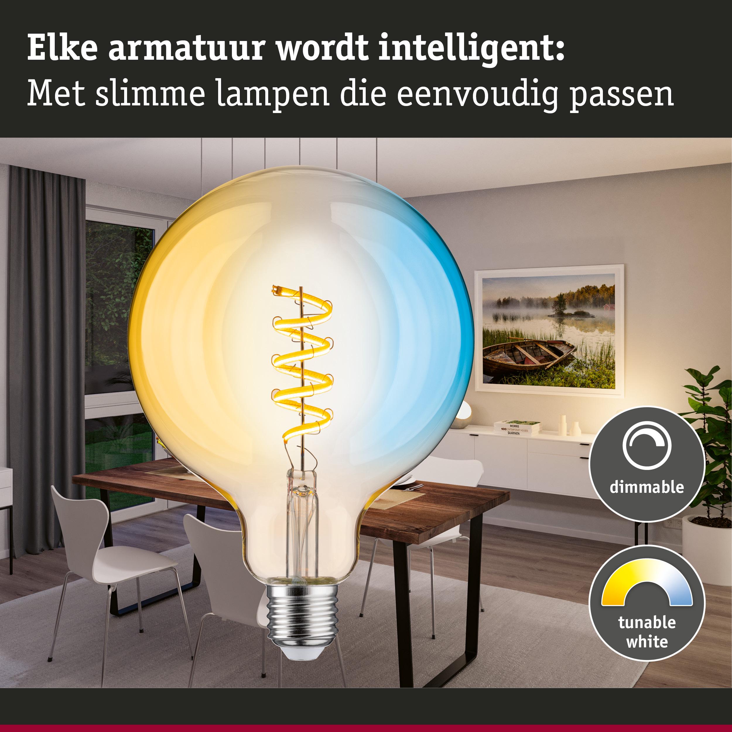 Dimbare lamp met instelbaar wit licht in moderne eetkamer met houten en witte meubels