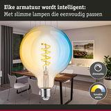 Dimbare lamp met instelbaar wit licht in moderne eetkamer met houten en witte meubels