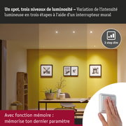 Spot LED dimmable en trois niveaux avec interrupteur mural dans un salon moderne à mur jaune